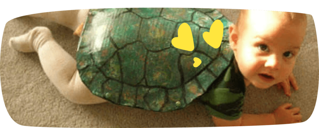 Kleines Kind im Schildkrötenkostüm